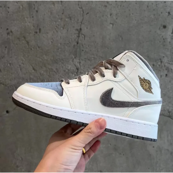 Nike Air Jordan 1 Mid SE GS 'Velvet Toe' - SneakerMood 