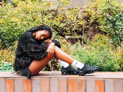 Black on black nike shox on sale