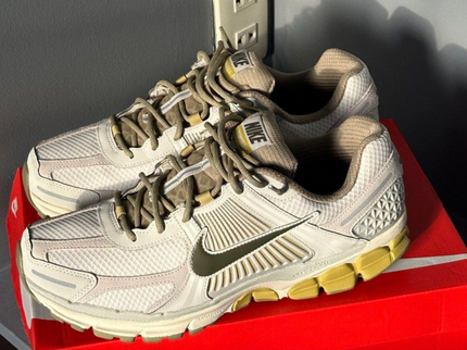 Nike Nike Zoom Vomero 5 Light bone / Medium Olive - SneakerMood 