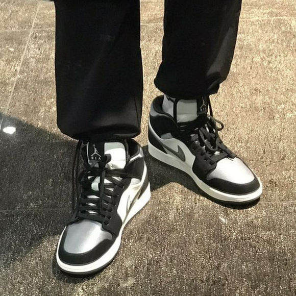Air Jordan 1 Mid Obsidian 